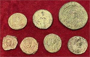 # 29. Mixed lot of 7 bronze coins from the Roman Empire to the Crusaders.