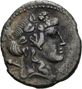 L. Cassius Q. F. Longinus 78 f.Kr., denarius. Hode av Bacchus eller Liber mot høyre/Hode av Libera mot venstre. Revers skjevty preget/reverse struck off center