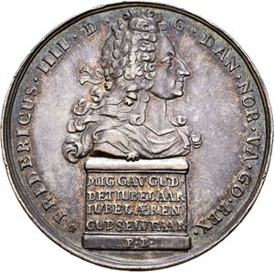 Frederik IV. Reformasjonsfesten 1717. Berg. Sølv. 42 mm. Små riper og kantskader/minor scratches and edge nicks