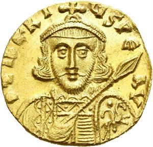 Tiberius III Apsimar 698-505, AV solidus, Constantinople (4,41 g). Crowned and cuir. bust facing, holding spear in bright hand, shield over left shoulder/Cross potent on three steps
