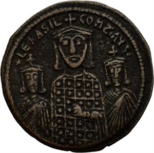 Basil I the Macedonian 867-886, Æ follis, Constantinople. Byste av Basil mellom små byster av Leo og Constantin/Skrift i 5 linjer