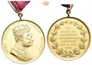 Oscar II. Kongens og dronningens kroning 18. juli 1873. Offisiell kroningsmedalje i gull med hempe og bånd