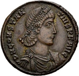 Constantius II 337-361, Æ centeionalis, Constantinople 348-351 e.Kr. R: Soldat stikker ned fallen rytter
