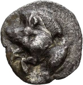 Mysia, Kyzicus, 480-450 f.Kr., hemiobol (0,36 g). Forpart av løpende villsvin mot venstre/Hode av løve mot venstre