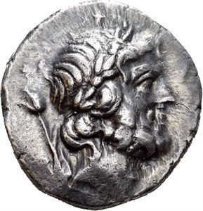 LYCIA, Oinoanda. Circa 200 BC. AR didrachm (8.22 g). Laureate head of Zeus to right, scepter and B behind neck / Eagle with closed wings standing right on winged thunderbolt, bunch of grapes and G (year) in right field. Nice grey tone. Rare.