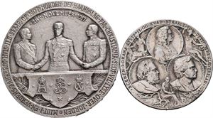 To stk. medaljer av Throndsen. Åpningen av Nationaltheatret i 1899. Sølv. 31 mm, og Trekongemøtet i Christiania 1917. Sølv. 40 mm.