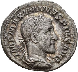 Maximinus I 235-238, denarius, Roma 235-236 e.Kr. R: Victoria gående mot høyre