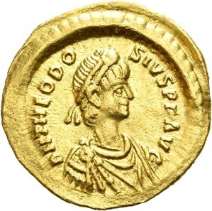 Theodosius I 379-395, AV tremissis, Constantinople (1,51 g). His diad. head r./Victory advancing l., holding wreath and globe with cross