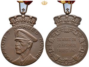 Haakon VII´s 70 års medalje 1942. Tostrup. Bronse. 33 mm. Med bånd