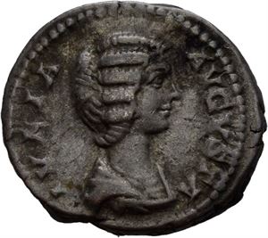 Julia Domna d.217 e.Kr., denarius, Roma 203 e.Kr. R: Pietas stående mot venstre