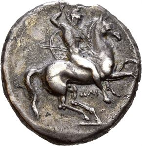 CALABRIA, Taras. Circa 302-290 BC. AR fourré nomos (5,80 g). Nude warrior on horseback advancing right, holding shield, two spears and preparing to cast a third; ?AI below / TAPAS, Phalanthos riding dolphin left, holding trident over shoulder and shield decorated with hippocamp; FI to left, murex shell below. Edge chip and punch mark on reverse revealing the core of base metal. Minor deposits on the surfaces. Old cabinet toning.