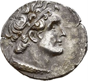 PTOLEMAIC KINGS of EGYPT. Ptolemy VI Philometor (first sole reign, 180-176 BC). AR didrachm (6,78 g). Alexandria mint. Diademed head of Ptolemy I to right, wearing aegis / ??S???OS ??????????, Eagle with closed wings standing left on thunderbolt. Small flan cracks. Very minor corrosion in the fields. Toned.