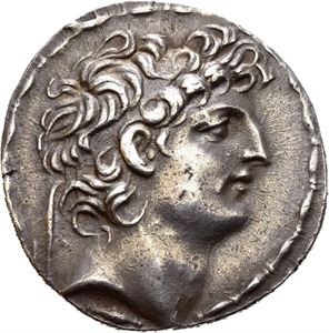 SELEUKID KINGS of SYRIA, Antiochos VIII Epiphanes (Grypos). 121/0-97/6 BC. AR tetradrachm (16,35 g). Antioch on the Orontes mint, struck circa 121/0-113 BC. Diademed head of Antiochos VIII to right / BASI?EOS ANTIO?OY ???F???VS, Zeus Ouranios, draped, standing left, holding star and sceptre; IE above A to outer left; K in exergue; P to inner right. All within laurel wreath. Well preserved surfaces and wonderfully toned.
