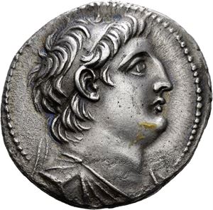 SYRIA, Antiochos VII Euergetes 138-129 f.Kr., tetradrachme, Tyre (13,89 g). Hans byste mot høyre/Ørn stående mot venstre