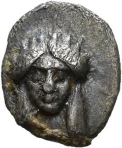 Ionia, Kolophon, ca.460 f.Kr., tetartemorion (0,24 g). Hode av Apollo/TE monogram