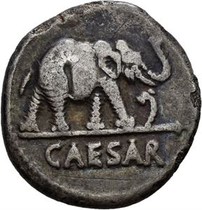 Julius Caesar d.44 f.Kr., denarius, Italia 49 f.Kr. Elefant gående mot høyre/Offerredskaper