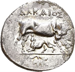 ILLYRIA, Dyrrhachion 275/210-48 BC. AR drachm (3,50 g). Magistrate A?KAIOS, Cow standing left, suckling calf standing right; grape bunch below / ?YP. Double stellate pattern; magistrate name ?APMENISKOY around. Some corrosion.