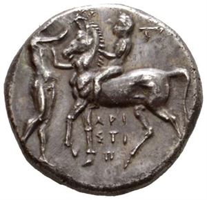 CALABRIA, Taras, 280-272 f.Kr., didrachme (6,76 g). Ung gutt kronende hest med ung gutt mot venstre/Taras på delfin mot høyre.