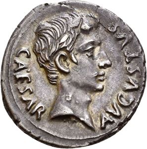 AUGUSTUS 27 f.Kr.-14 e.Kr., denarius, Roma 19-18 f.Kr. R: Stjerne og halvmåne