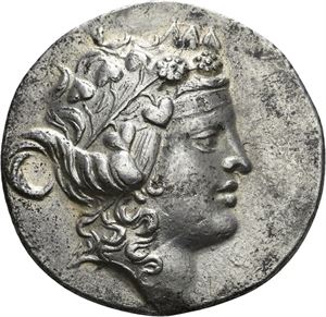 THASOS, etter 148 f.Kr., tetradrachme (16,97 g). Hode av Dionysos mot høyre/Herakles stående mot venstre