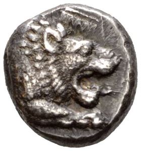 CARIA, Knidos, 465-449 f.Kr., drachme (6,17 g). Forpart av løve mot høyre/Hode av Aphrodite mot høyre