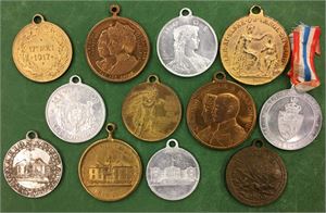 Lot 12 stk. forskjellige 17.mai medaljer 1904-1917 i forskjellige metaller. Alle med hempe