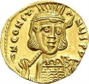 Constantine IV 668-685, AV solidus, Constantinople (4,35 g). Bust three-quarter face to r., wearing helmet and cuirass and holding spear/Cross potent on three steps between standing figures of Heraclius (on l.) and Tiberius (on r.)