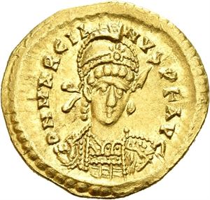 Marcian 450-457, AV solidus, Constantinople (4,40 g). Helmeted and cuir. bust three-quarter face to r., holding spear and shield/Victory stg. l., holding long jewelled cross