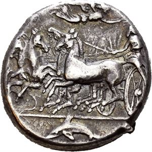 SICILY, Syracuse. 405-395 BC. AR tetradrachm (17,10 g). In the style of Eukleidas. Struck under Dionysios I. Fast quadriaga advancing left, driver crowned by Nike flying right above; dolphin in exergue / SYPAKOSION, Head of Arethousa left, wearing broad headband. Well struck and with a wonderful deep cabinet toning. Faint scratches and graffiti under tone.