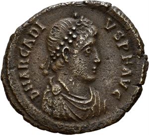 Arcadius 383-408, Æ maiorina, Antioch 393-395 (4,59 g). His diad. head r./Arcadius in military attire stg. facing holding standard and globe