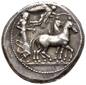 SICILIA, Syrakus, ca.485-483 f.Kr., tetradrachme (17,12 g). Quadriga mot høyre/Hode av Artmis-Arethusa mot høyre.