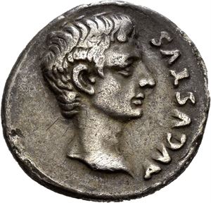 Augustus 27 f.Kr.-14 e.Kr., denarius, Roma 12 f.Kr. R: Barbar knelende mot høyre