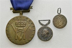 Frihetsmedaljen. Samt miniatyrer av deltagermedaljen og krigsmedaljen