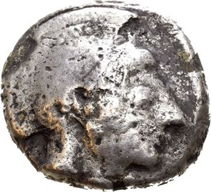 ATTICA, Athen. 590-500 BC. AR tetradrachm (17,00 g) "Civic mint". Head of Athena in Attic, crested helmet to right / ATE, Owl standing right, head facing; Olive spray and crescent to left. All within incuse square. Rough worn surfaces. Graffiti on reverse. Very rare.