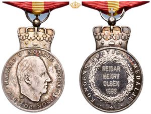 Harald V. Kongens fortjenstmedalje. Riise. Sølv. 29 mm. Med bånd i originalt etui