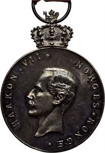 Haakon VII. Jubileumsmedalje 1905-1930. Throndsen. Sølv med spange. 33 mm. (Damesløyfe)