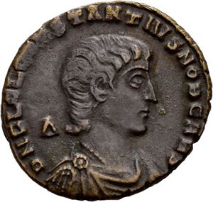 Constantius Gallus 351-354, Æ centenionalis, Constantinople 352-353 e.Kr. R: Soldat stikker et spyd i fallen rytter