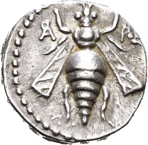 Phoenicia, Arados, 172-110 f.Kr., drachme (4,08 g). Bie/Hjort mot høyre