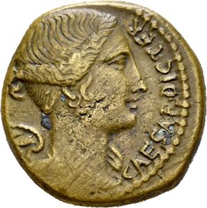 Julius Caesar d.44 f.Kr., Æ dupondius, Roma 45 f.Kr. Hode av Victoria mot høyre/Minerva gående mot venstre