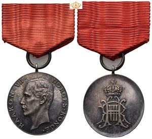 1906 Haakon VII, Hoffbetjeningens medalje. 25 mm sølv med hempe og etui.