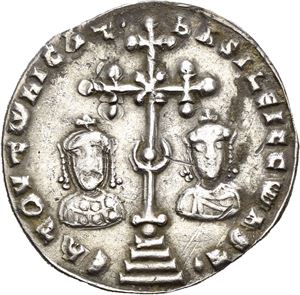 Basil II 976-1025, miliaresion, Constantinople. Patriarkalkors på 4 trinn mellom portretter  av Basil og Constantin/Skrift i 5 linjer