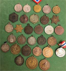 Lot 30 stk. 1881-1917. Forskjellige metaller. 16 forskjellige typer