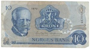 10 kroner 1972. QC0068282. Manglende hjørne og litt skitten/missing corner and a bit dirty. Erstatningsseddel/replacement note