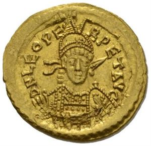 LEO I 457-474, solidus, Constantinople (4,45 g). R: Victoria stående mot venstre