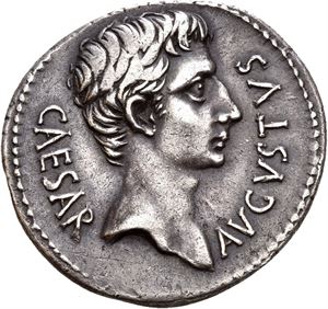 AUGUSTUS 27 f.Kr.-14 e.Kr., denarius, Emerita 19-18 f.Kr. R: Innskrift på skjold
