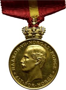 Haakon VII. Kongens fortjenstmedalje. Throndsen. Gull med hempe og bånd. 28 mm
