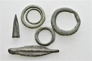 Lot 6 stk. Ringmynt, Balkan 1000-500 f.Kr. (4) og Pilspissmynt, Svartehavsområdet 7.årh.f.Kr. (2)