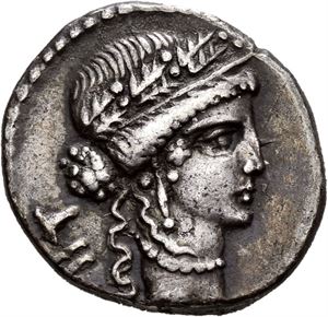 Julius Caesar d.44 f.Kr., denarius, Hellas 48 f.Kr. Hode av Clementia (?) mot høyre/Trofè av galliske våpen
