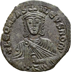 Leo VI, the Wise 886-912, Æ follis, Constantinople (5,86 g). Crowned facing bust holding akakia/Legend in four lines