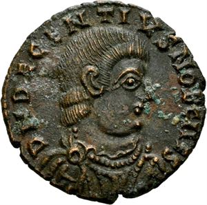 Decentius 351-353, Æ centenionalis, Ambianum 351-352 e.Kr. R: De to victoriaer holder et skold. Korrodert/corroded